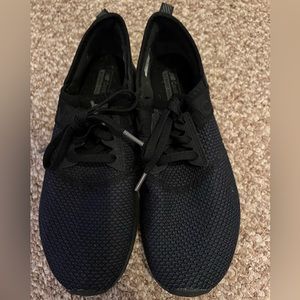 Women’s New Balance tennis shoes